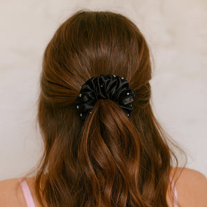 Gumka do włosów z czarnego jedwabiu marki CRYSTALLOVE – black silk scrunchie