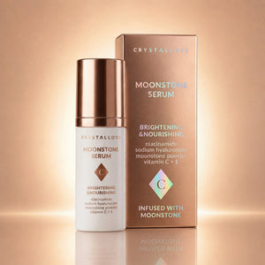 CRYSTALLOVE Moonstone Serum z niacynamidem i kwasem hialuronowym w szklanej butelce i złotym opakowaniu