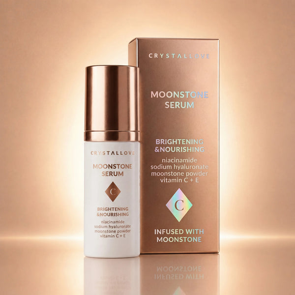CRYSTALLOVE Moonstone Serum z niacynamidem i kwasem hialuronowym w szklanej butelce i złotym opakowaniu