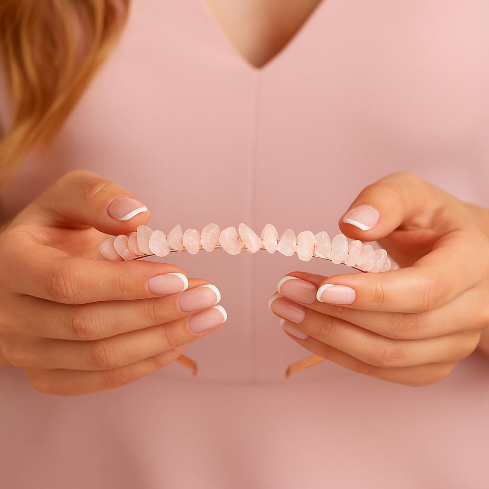 Zestaw do włosów z kwarcem różowym i jedwabną gumką w odcieniu pudrowego różu – CRYSTALLOVE