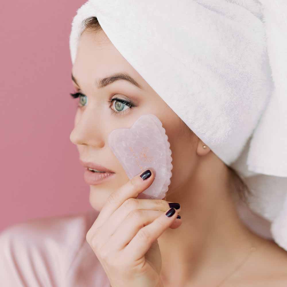 Płytka do masażu twarzy gua sha z różowego kwarcu – CRYSTALLOVE