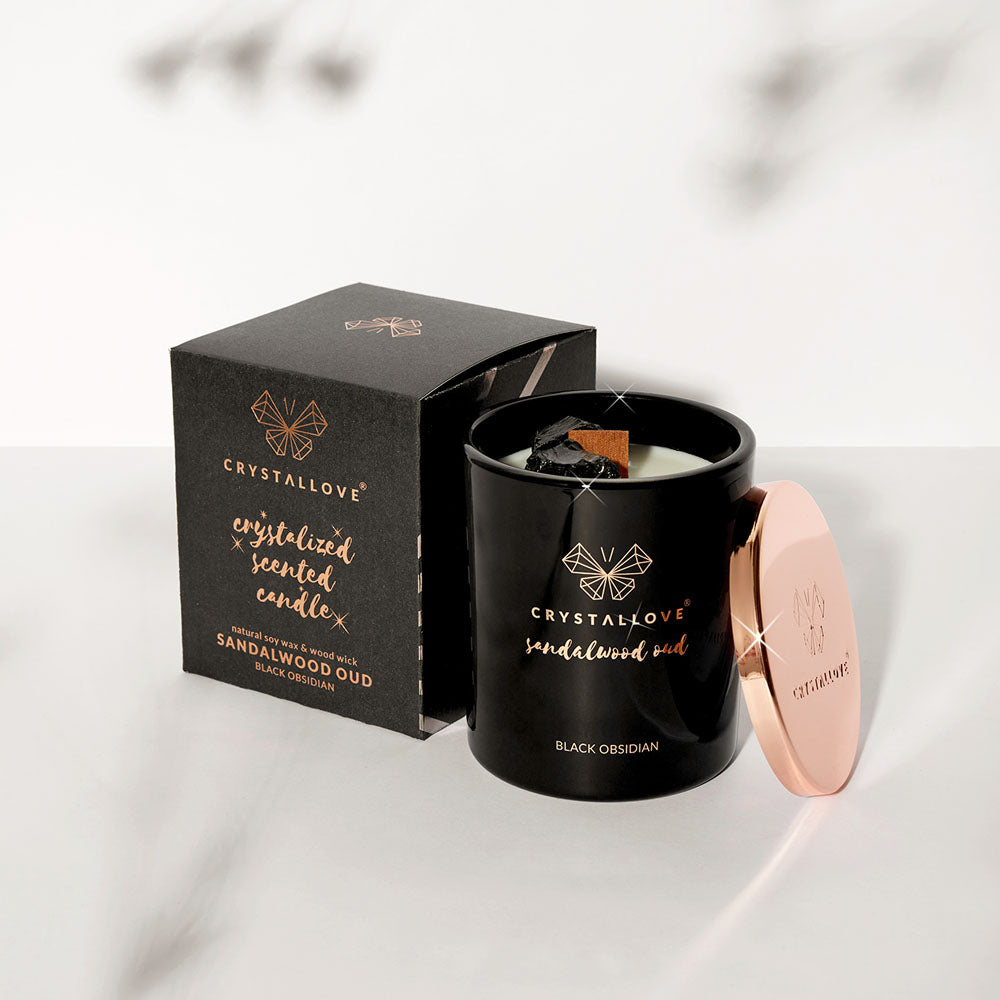 CRYSTALLOVE Świeca sojowa z czarnym obsydianem - drzewo sandałowe oud 400g