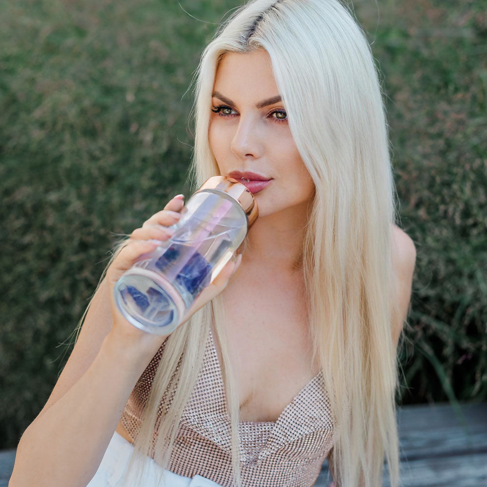 crystallove szklana butelka na wodę z ametystem i słomką 400ml - hologram