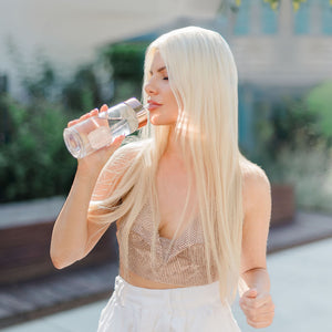 crystallove szklana butelka na wodę z kwarcem różowym i słomką - energetyzowanie wody