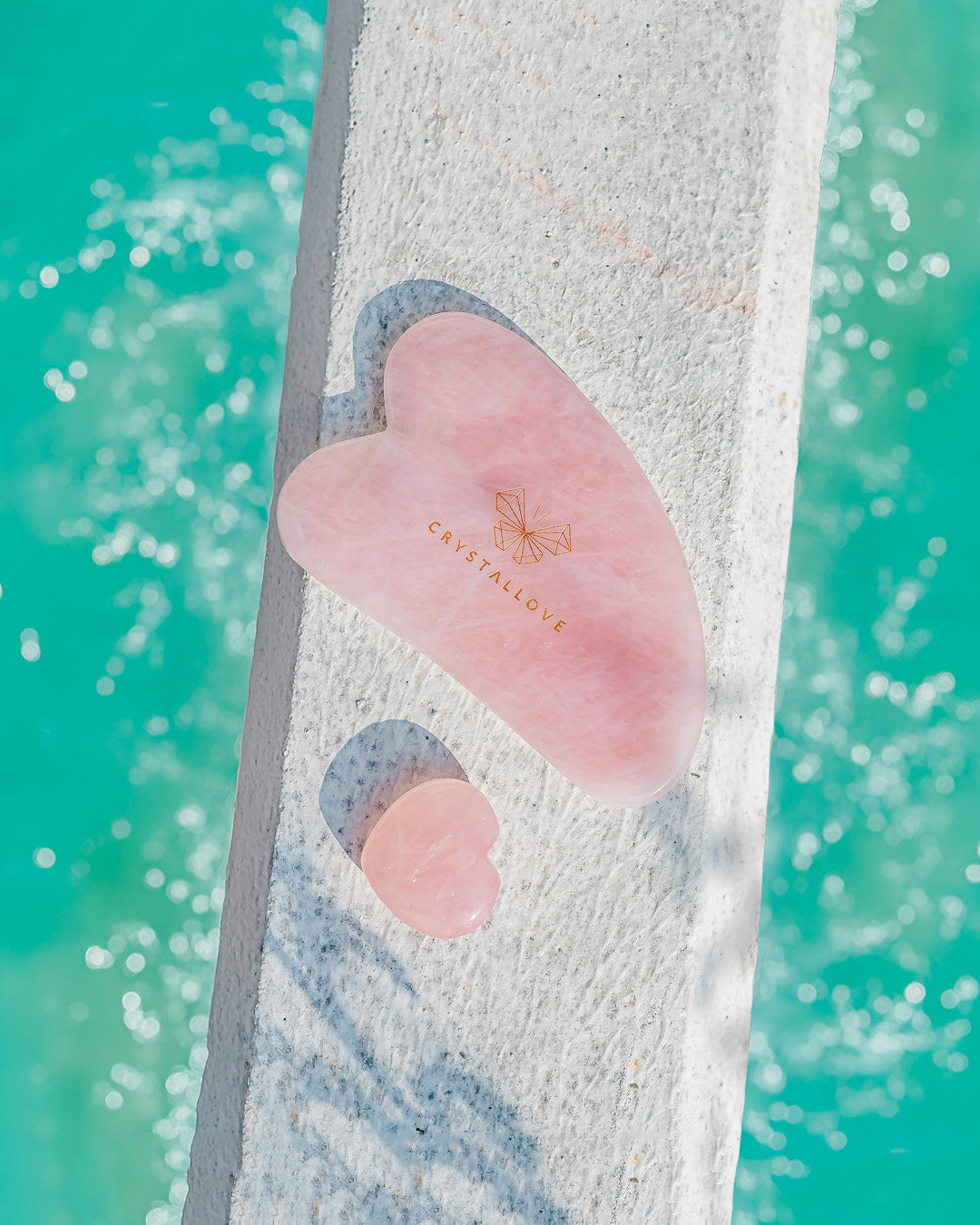 Gua Sha z kwarcu różowego do masażu twarzy | CRYSTALLOVE Summer glow