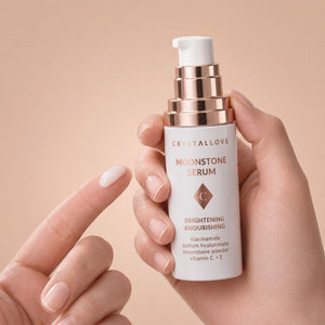 Mleczne serum do twarzy CRYSTALLOVE z niacynamidem, kwasem hialuronowym i kamieniem księżycowym