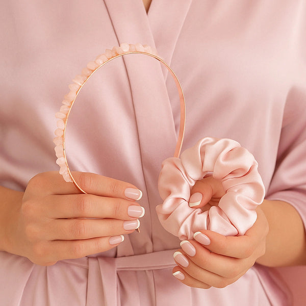 Opaska z kwarcem różowym i jedwabna gumka do włosów w kolorze pudrowego różu – CRYSTALLOVE