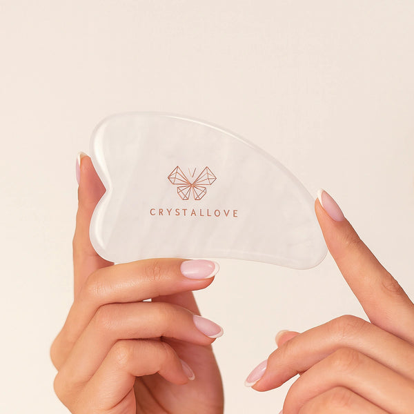 Płytka do masażu twarzy gua sha z kryształu górskiego marki CRYSTALLOVE