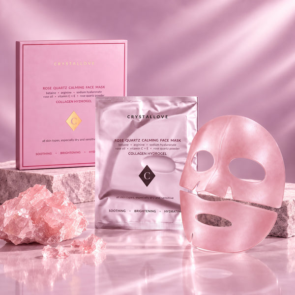 Zestaw Rose Quartz Calming Face Mask od Crystallove. Na zdjęciu różowe pudełko, metaliczna saszetka oraz hydrożelowa maska do twarzy w otoczeniu surowych brył różowego kwarcu na jasnoróżowym tle.