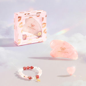 Zestaw prezentowy dla kobiety: różowa płytka Gua Sha z kwarcu różowego oraz pasująca bransoletka z kamieni naturalnych marki Crystallove na jasnym tle.
