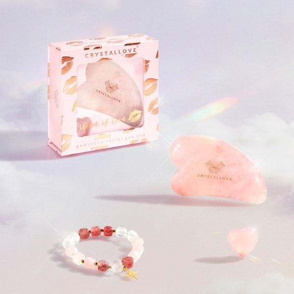 Zestaw prezentowy dla kobiety: różowa płytka Gua Sha z kwarcu różowego oraz pasująca bransoletka z kamieni naturalnych marki Crystallove na jasnym tle.
