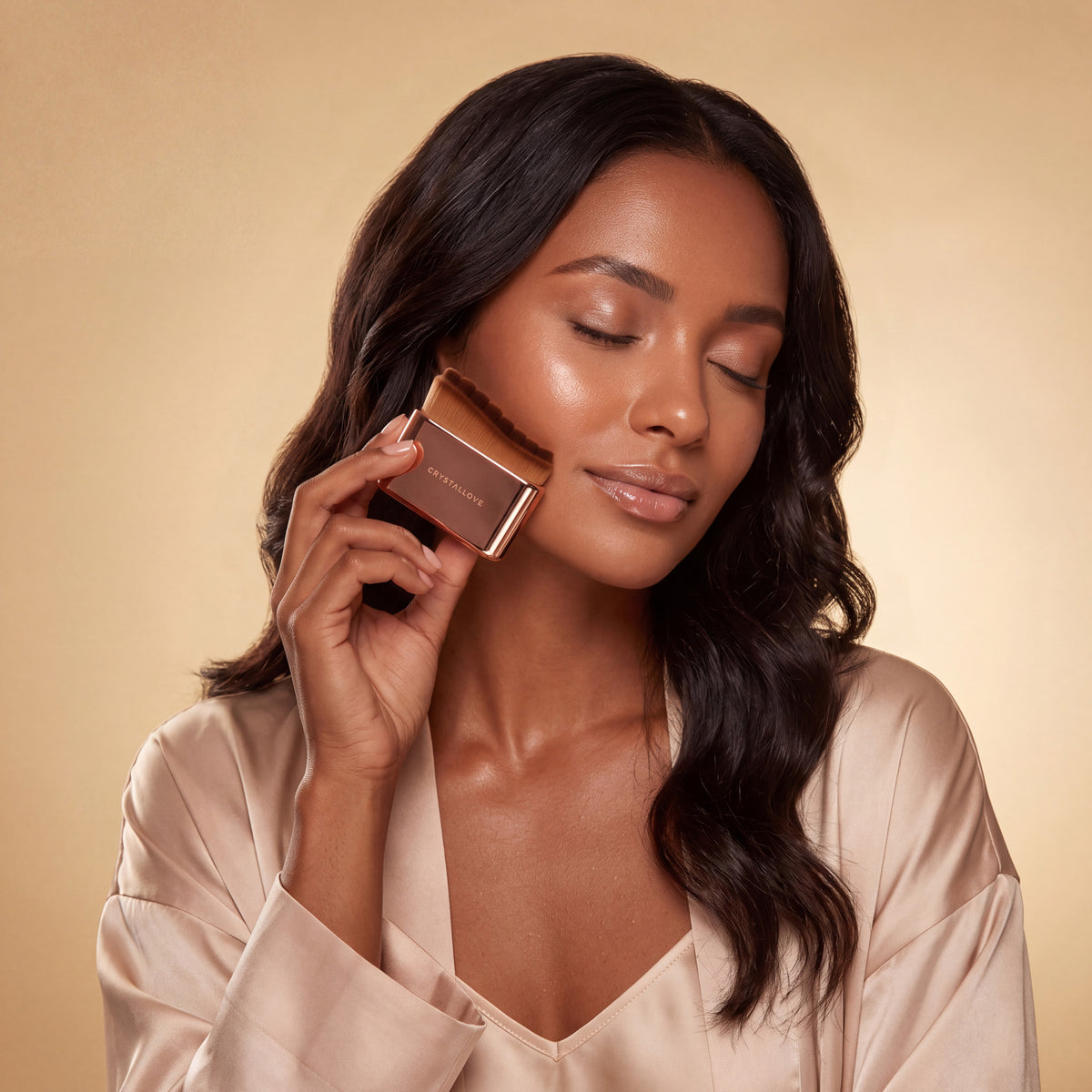Złota szczotka do masażu twarzy i drenażu limfatycznego V-shape Contour Face Brush CRYSTALLOVE