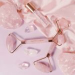 crystallove masazer do twarzy z kwarcu różowego