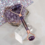 crystallove roller do masażu twarzy z ametystu