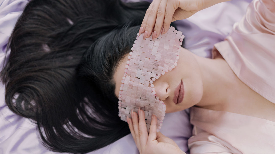 Maska na twarz z kwarcu różowego marki CRYSTALLOVE - pomysł na prezent dla niej