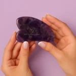 ametystowa płytka gua sha marki CRYSTALLOVE do masażu twarzy z naturalnego kamienia