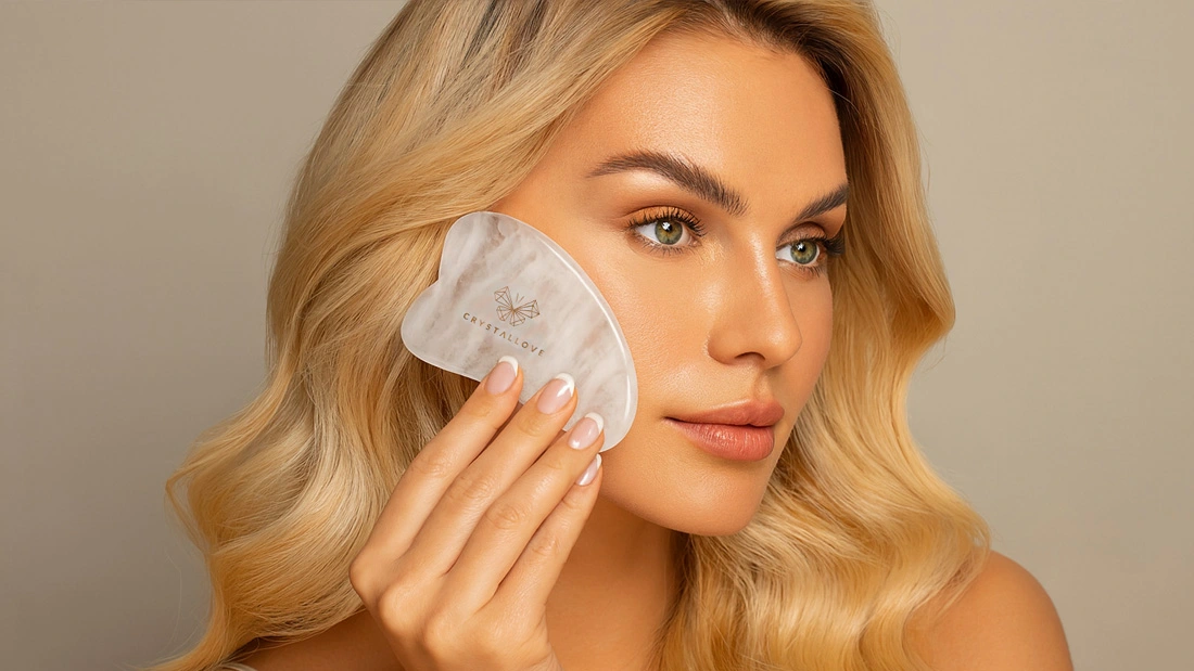 kryształowa płytka do masażu gua sha marki CRYSTALLOVE z naturalnego kryształu górskiego