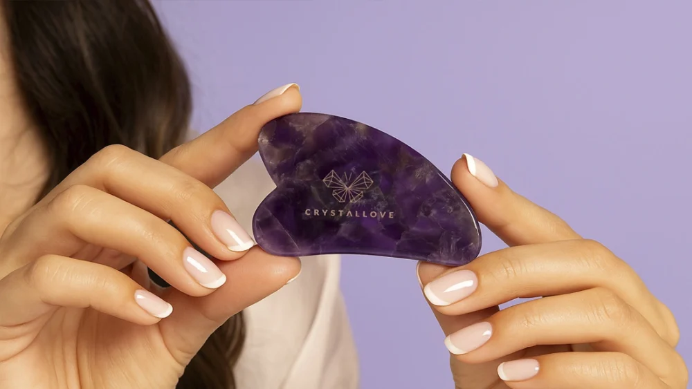 płytka do masażu twarzy gua sha z ametystu marki CRYSTALLOVE