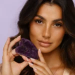 płytka z ametystu do masażu twarzy marki CRYSTALLOVE