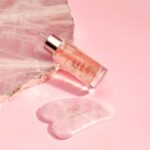 crystallove rose quartz crystalized set - serum do twarzy z kwarcem różowym i płytka do masażu gua sha z kwarcu