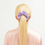 liliowa gumka do włosów z naturalnego jedwabiu marki CRYSTALLOVE
