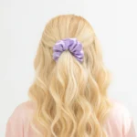 liliowa gumka do włosów z jedwabiu marki CRYSTALLOVE