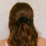 Gumka do włosów z czarnego jedwabiu marki CRYSTALLOVE – black silk scrunchie