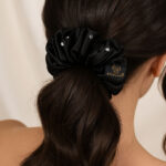 Czarna gumka do włosów z naturalnego jedwabiu marki CRYSTALLOVE – Black Silk Scrunchie