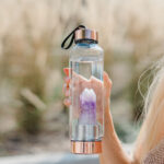 crystallove szklana butelka na wodę z ametystem 650ml - bidon z kryształem