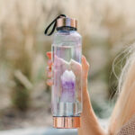 crystallove szklana butelka na wodę z ametystem - hexagon hologram 650ml