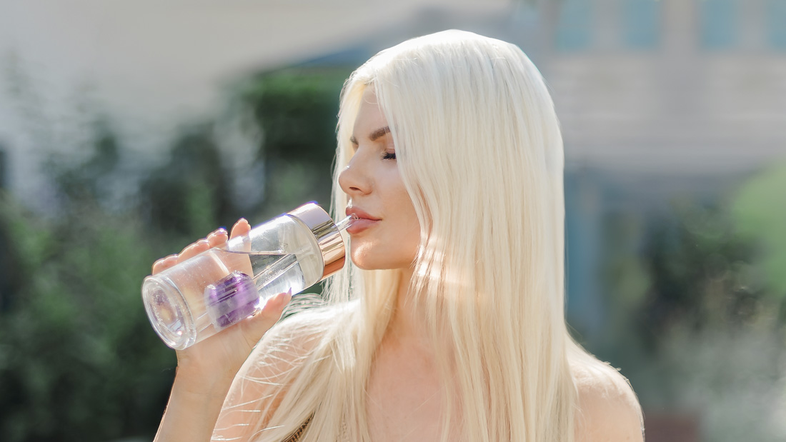 crystallove szklana butelka na wodę z ametystem i słomką 400ml- water bottle