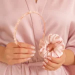 Opaska z kwarcem różowym i jedwabna gumka do włosów w kolorze pudrowego różu – CRYSTALLOVE
