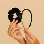 Opaska na włosy z obsydianem i jedwabna gumka w kolorze czerni – CRYSTALLOVE