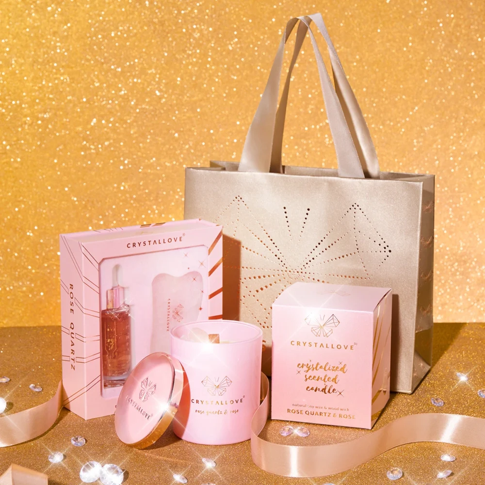 Zestaw Rose Quartz Crystalized z płytką gua sha i świecą sojową z kwarcem różowym CRYSTALLOVE