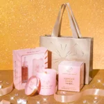 Zestaw Rose Quartz Crystalized z płytką gua sha i świecą sojową z kwarcem różowym CRYSTALLOVE