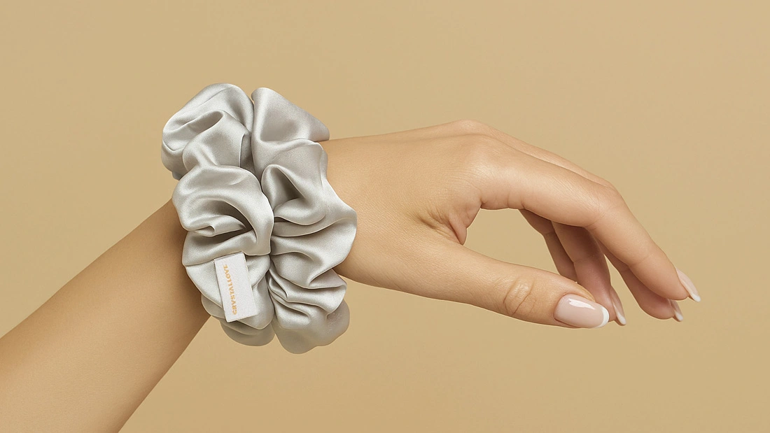 srebrna jedwabna gumka CRYSTALLOVE