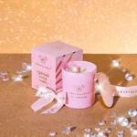 Świeca sojowa z kwarcem różowym CRYSTALLOVE – idealny prezent dla niej