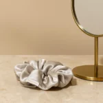 szara gumka do włosów z jedwabiu CRYSTALLOVE