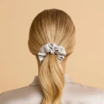 szara jedwabna gumka do włosów CRYSTALLOVE