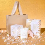 Zestaw prezentowy CRYSTALLOVE z kryształem górskim: serum i płytka gua sha, świeca sojowa oraz elegancka torebka prezentowa