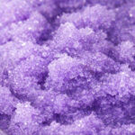 Lawendowy peeling do ciała z ametystem CRYSTALLOVE – naturalny peeling z kryształami