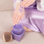 Lawendowy peeling do ciała z ametystem CRYSTALLOVE – relaks i harmonijna pielęgnacja