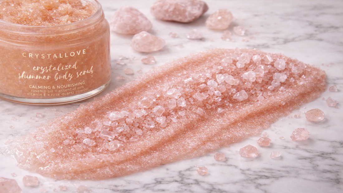 Peeling do ciała z kwarcem różowym CRYSTALLOVE – Rose Quartz Body Scrub z naturalnymi kryształami