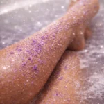 Peeling do ciała z ametystem CRYSTALLOVE – lawendowy peeling z naturalnymi kryształami