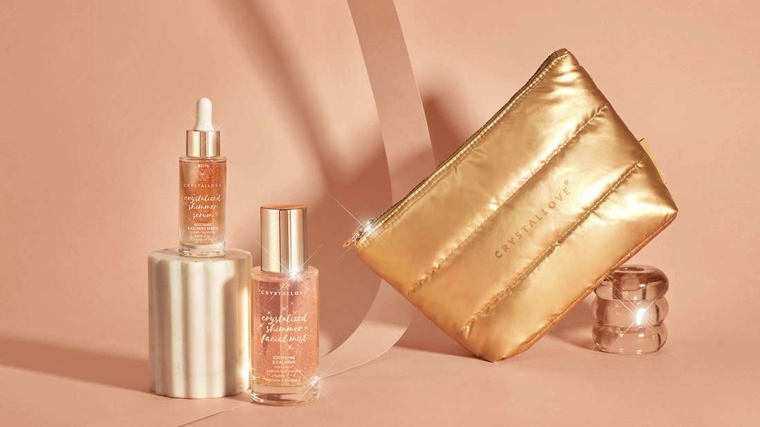 Rose Quartz Skincare Duo CRYSTALLOVE – zestaw z serum i mgiełką z kwarcem różowym oraz złotą kosmetyczką