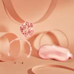 Rose Silk Set CRYSTALLOVE – jedwabny zestaw z opaską na oczy, gumką i opaską z kwarcem różowym