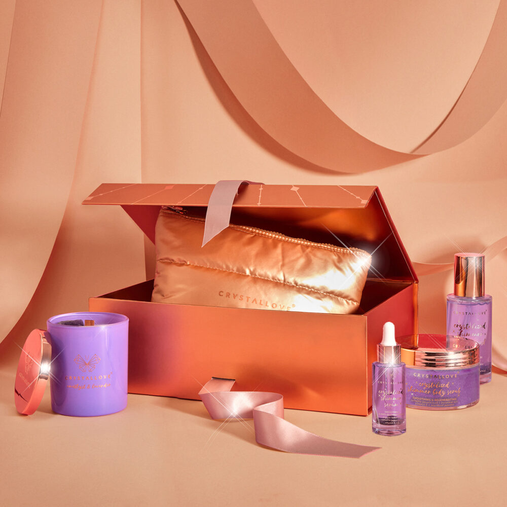 The Harmony Ritual CRYSTALLOVE – zestaw prezentowy z ametystem, świecą, peelingiem i złotą kosmetyczką