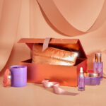 The Harmony Ritual CRYSTALLOVE – zestaw prezentowy z ametystem, świecą, peelingiem i złotą kosmetyczką