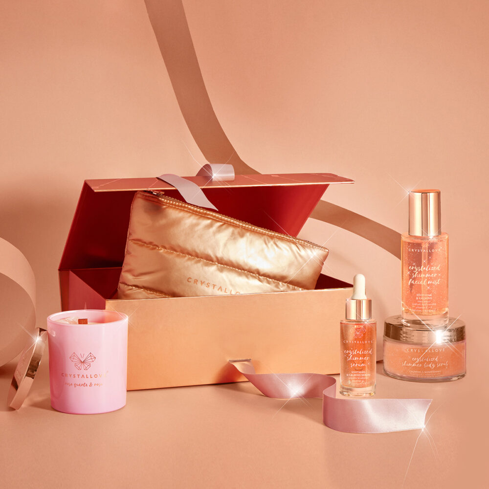 The Pink Glow Ritual CRYSTALLOVE – zestaw prezentowy z kwarcem różowym, świecą, peelingiem i złotą kosmetyczką