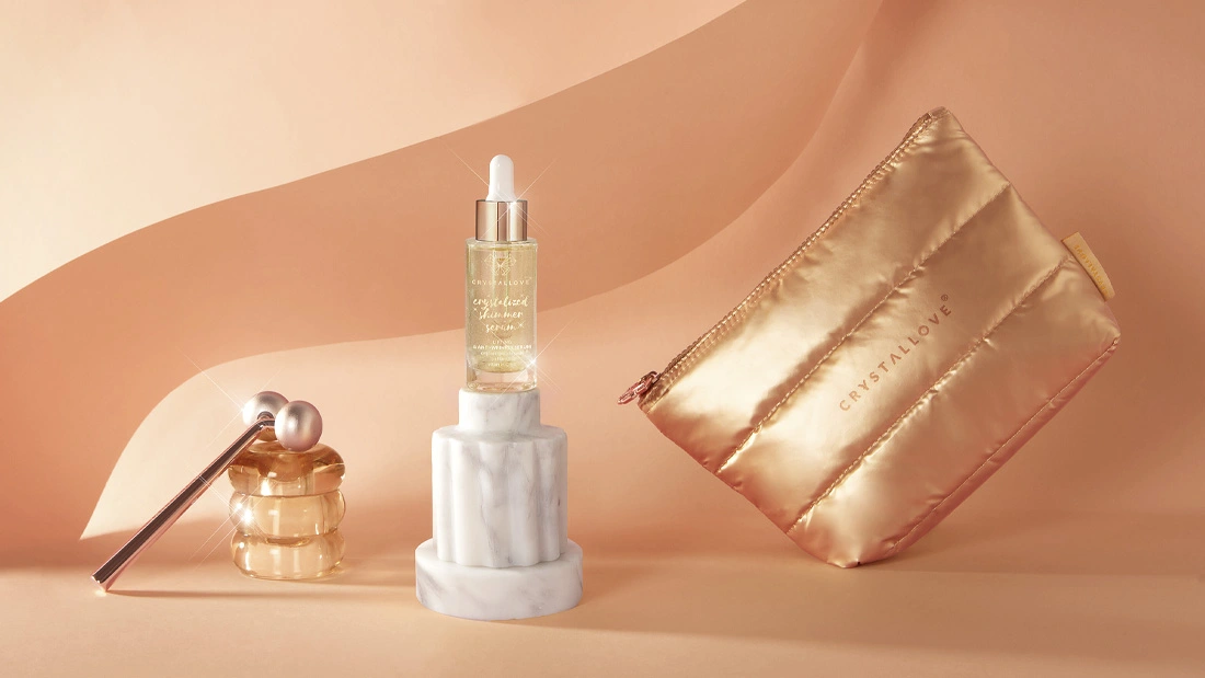 Zestaw prezentowy Miss CRYSTALLOVE Set Gold w złotej kosmetyczce – masażer i serum z kryształem górskim